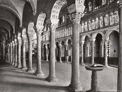 Interieur van het schip met mozaïeken die de Processie van de Martelaren afbeelden door Byzantine School
